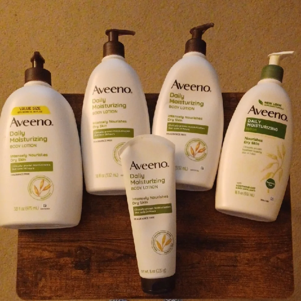 Aveeno Daily Moisturizing Body Lotion — White/Green - Picture 1 of 5